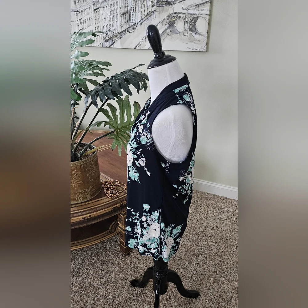 NWOT Ann Taylor Dark Blue Floral Sleeveless V-neck Tank - Picture 3 of 6